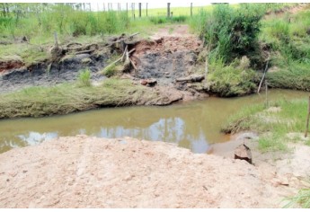 Cabeceiras de ponte foram levadas pelas águas (Foto: Cedida).