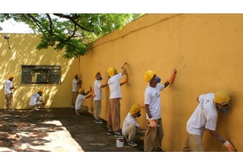 Reeducandos do Centro de Progressão Penitenciária de Pacaembu atuam na realização de melhorias no PAI Nosso Lar, por meio do Programa Via Rápida (Foto: Assessoria SAP).