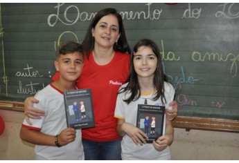 Autor mirim da obra dono da obra O Poder da Amizade, João Miguel Azedo, a ilustradora Maria Clara de Oliveira Servante Linares e a professora do 5º ano C, Angela Soares (Foto: Da Assessoria).
