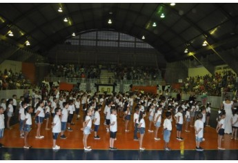 Foi realizada na última sexta-feira (7), a cerimônia de colação de grau de 242 alunos das escolas Professora Eulália Paschoal Brighenti, Professora Eunice Maris e Domingos Latine (Foto: Da Assessoria).