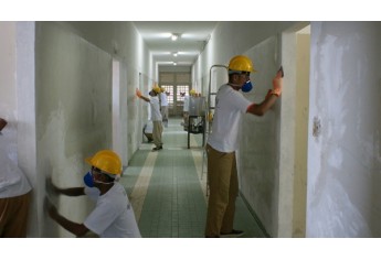 Reeducandos do semiaberto de Pacaembu, atuam com melhorias no PAI Nosso Lar  (Foto: Cedida/SAP).