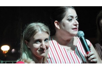 A funcionária do Fundo Social de Solidariedade, Luciana Evangelista, foi homenageada pela primeira dama do município, Marisa Cardim pela dedicação ao trabalho na montagem e organização e representando os demais servidores das Secretarias de Obras e Agricultura (Foto: Assessoria de Imprensa).