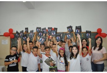 Alunos do 5º ano C com um exemplar do livro O Poder da Amizade (Foto: Da Assessoria).