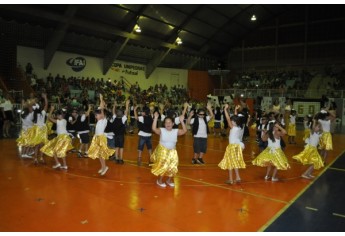 Durante a solenidade, os formandos realizaram apresentações culturais com o tema dos anos 60 (Foto: Da Assessoria).