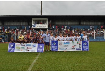 Projeto Universidade de Futebol também participou da reinauguração do estádio municipal (Foto: Assessoria de Imprensa).