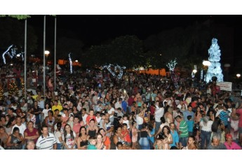 Evento que aconteceu na noite de ontem (2), reuniu na praça Elio Micheloni cerca de 1500 pessoas, conforme a Polícia Militar (Foto: Assessoria de Imprensa).