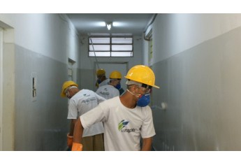 Reeducandos do Centro de Progressão Penitenciária de Pacaembu atuam na realização de melhorias no PAI Nosso Lar, por meio do Programa Via Rápida (Foto: Assessoria SAP).