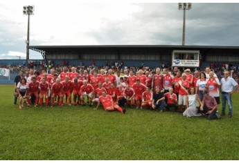 Ex-atletas do Guarani de Adamantina campeão da Terceira Divisão em 1974 também foram homenageados durante a reinauguração do estádio municipal (Foto: Assessoria de Imprensa).