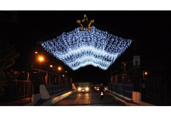 Pontilhão da Rua Joaquim Nabuco, próximo ao Cristo Redentor também foi iluminado (Foto: Assessoria de Imprensa).