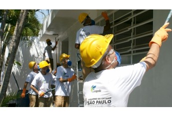 Reeducandos do Centro de Progressão Penitenciária de Pacaembu atuam na realização de melhorias no PAI Nosso Lar, por meio do Programa Via Rápida (Foto: Assessoria SAP).