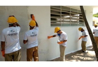 Reeducandos do Centro de Progressão Penitenciária de Pacaembu atuam na realização de melhorias no PAI Nosso Lar, por meio do Programa Via Rápida (Foto: Assessoria SAP).