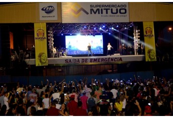 Munhoz e Marianos e apresentaram ontem (15) em Adamantina, no show do primeiro aniversário da Massa FM Alta Paulista (Foto: Maikon Moraes).