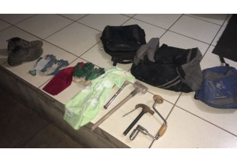 Ferramentas usadas pelos assaltantes, na tentativa de furto em casa Lotérica de Panorama (Foto: Cedida/PM).