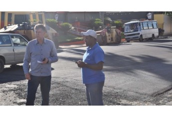 Prefeito Márcio Cardim em conversa com o encarregado da empresa, Noromix, Gleidson de Oliveira na rua Dona Josefina Dall?Antonia Tiveron (Foto: Da Assessoria).