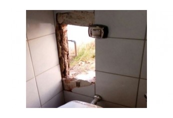 Assaltantes abriram buraco em parede e entraram no interior da Lotérica, nesta madrugada, sendo identificados pelo sistema de alarme (Foto: Cedida/PM).