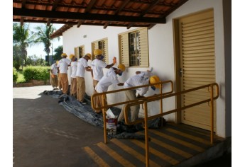 Grupo de 50 reeducandos do Centro de Progressão Penitenciária (CPP) de Pacaembu trabalha na revitalização do Lar dos Velhos de Adamantina (Foto: Da Assessoria).