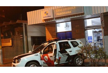 Proprietário recebe aviso, confirma pelas câmeras a presença de assaltantes e aciona PM, que prende dupla em flagrante, no interior de casa lotérica, em Panorama (Foto: Cedida/PM).