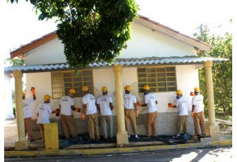 Grupo de 50 reeducandos do Centro de Progressão Penitenciária (CPP) de Pacaembu trabalha na revitalização do Lar dos Velhos de Adamantina (Foto: Da Assessoria).