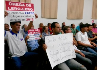 Com cartazes, populares participam da sessão da Câmara Municipal