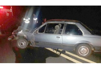 Choque entre dois carros, na SP-294, em Iacri, deixou cinco vítimas leves (Fotos: João Mário Trentini).
