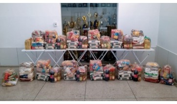 As arrecadações do Jogo Solidário renderam 12 cestas básicas que foram doadas pelos times para famílias necessitadas no último final de semana (Divulgação).