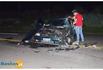 Acidente foi na SP-294, em Iacri, envolvendo ônibus da Prefeitura de Adamantina, com pacientes que seguiam para Marília, em um carro VW Polo (Foto: Site Bastos Já).