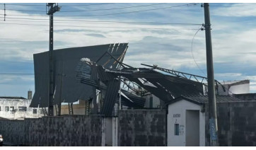 Temporal causa estragos e danifica cobertura do estádio municipal em Osvaldo Cruz