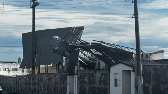 Temporal causa estragos e danifica cobertura do estádio municipal em Osvaldo Cruz