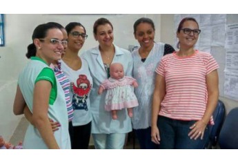 Encontro esclareceu dúvidas sobre o marco do desenvolvimento do recém-nascido até seu primeiro ano, e como a família pode estimular os movimentos funcionais da criança a cada mês (Foto: Cedida/NASF).