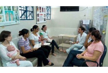 Encontro esclareceu dúvidas sobre o marco do desenvolvimento do recém-nascido até seu primeiro ano, e como a família pode estimular os movimentos funcionais da criança a cada mês (Foto: Cedida/NASF).