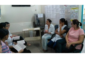 Encontro esclareceu dúvidas sobre o marco do desenvolvimento do recém-nascido até seu primeiro ano, e como a família pode estimular os movimentos funcionais da criança a cada mês (Foto: Cedida/NASF).