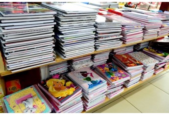 Supermercado Godoy monta seção especial de material escolar (Foto: Acácio Rocha).