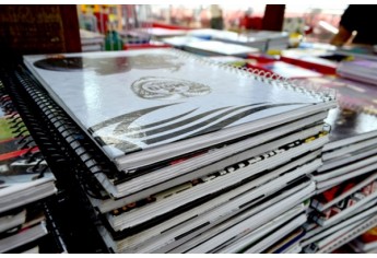 Supermercado Godoy monta seção especial de material escolar (Foto: Acácio Rocha).