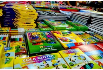 Supermercado Godoy monta seção especial de material escolar (Foto: Acácio Rocha).