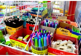 Supermercado Godoy monta seção especial de material escolar (Foto: Acácio Rocha).