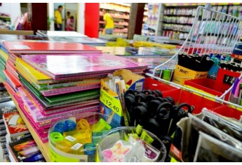 Supermercado Godoy monta seção especial de material escolar (Foto: Acácio Rocha).