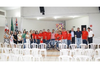 Companheiros e domadoras do Lions Clube com a aluna da Escola Helen Keller, Maria Heloisa Chagas Souza ganhou o prêmio principal, a uma bicicleta nova (Foto: Assessoria de Imprensa/Lions Clube de Adamantina).