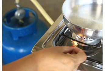 Botijão deve estar preferencialmente no lado de fora da residência e mangueira não deve encostar no forninho do fogão (Imagem: Ilustração).