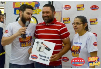 Godoy entrega moto e mais de 70 prêmios na cabine do Sim ou Não