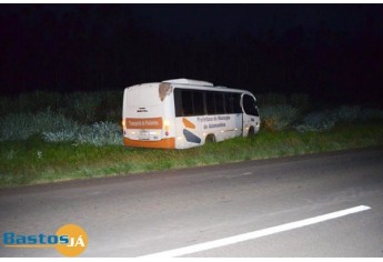 Acidente foi na SP-294, em Iacri, envolvendo ônibus da Prefeitura de Adamantina, com pacientes que seguiam para Marília, em um carro VW Polo (Foto: Site Bastos Já).