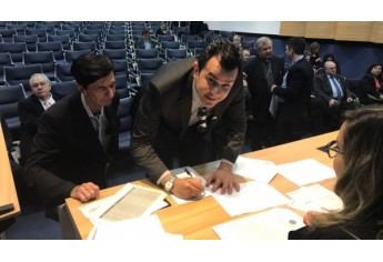 Guino Bonassa confirma, com a assinatura, a migração da Rádio Jóia AM para FM (Foto: Arquivo Pessoal).