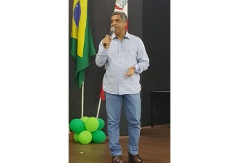 Noite de autógrafos, com o lançamento do livro Breves ensaios sobre a história de Adamantina, do professor e historiador Tiago Rafael (Imagens: Divulgação).