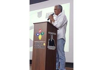 Noite de autógrafos, com o lançamento do livro Breves ensaios sobre a história de Adamantina, do professor e historiador Tiago Rafael (Imagens: Divulgação).