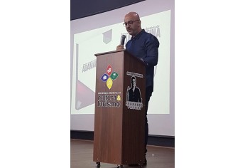 Noite de autógrafos, com o lançamento do livro Breves ensaios sobre a história de Adamantina, do professor e historiador Tiago Rafael (Imagens: Divulgação).