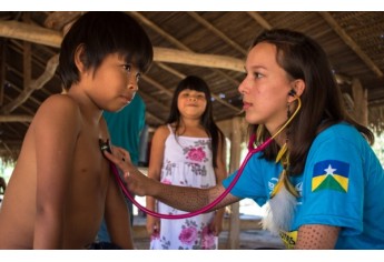 Maria Eduardo presta atendimento a moradores na região atendida pela expedição (Foto: Acervo Pessoal).