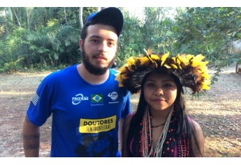 Bruno com moradora indígena, em Rondônia (Foto: Acervo Pessoal).