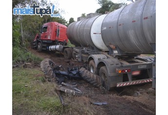 Com o choque entre trator e carreta, a máquina agrícola ficou despedaçada (Foto: Diego Pereira/Mais Tupã!).