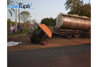 Com o choque entre trator e carreta, a máquina agrícola ficou despedaçada (Foto: Diego Pereira/Mais Tupã!).