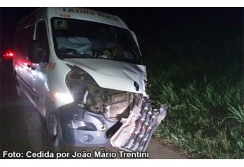 Acidente envolveu duas ambulâncias, uma van, um carro de passeio e uma moto, na SP-294, em Iacri (Foto: João Mário Trentini/Reprodução: Site Bastos Já).