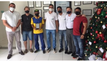 O atleta Marcelo Rocha é homenageado pela Instituição Capaz de Adamantina (Divulgação).